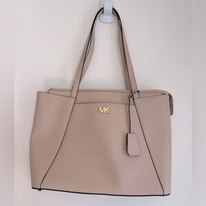Michael Kors Leather Handbag in Mauve/ light pink  color. New!